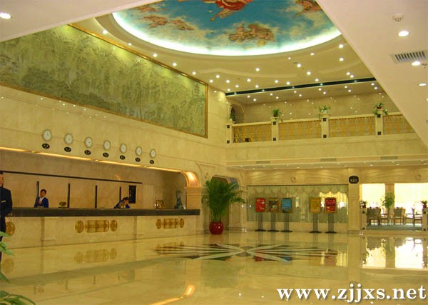 张家界蓝天大酒店于2004年8月1日开业,2005年8月1日正式荣膺四星,系中石化湖南省石油分公司与张家界军分区共同兴建的一家集客房、餐饮、娱乐为一体的涉外旅游四星级酒店。酒店开业以来,多次接待国家领导、省领导及各国外宾,并圆满地完成湖南省旅游产业大会、珠洽会、张家界市庆二十周年等多批VIP会议团队的接待任务。是省委、省政府和张家界市各行政机关、公司企业的指定接待单位。